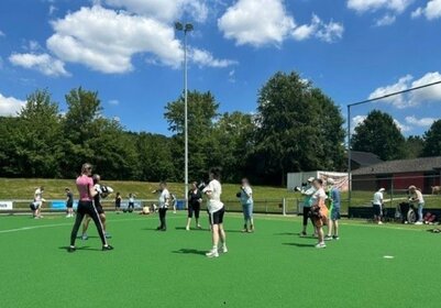 Sportende mensen tijdens inclusieve sportdag