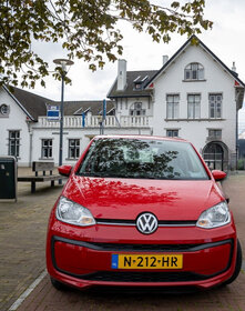 Greenwheels 2024 rode deelauto voor het station meerssen